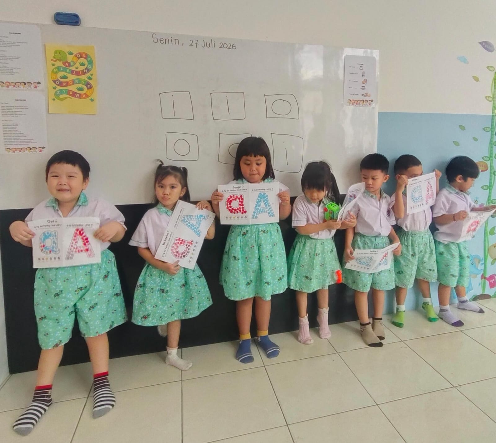Mengenali dan Mewarnai Huruf A