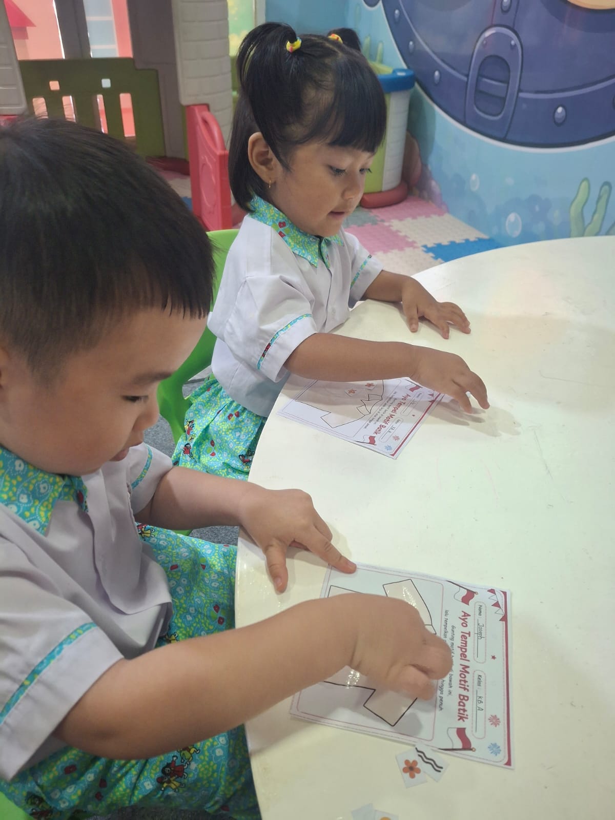 menempel motif baju Batik