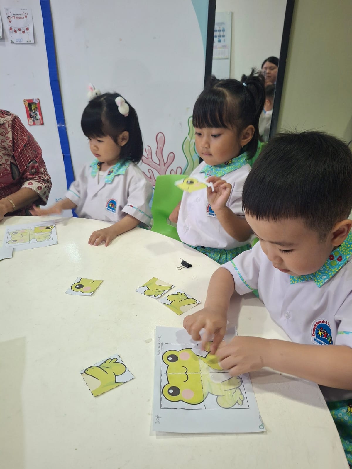 Menempel dan menyusun puzzle sederhana
