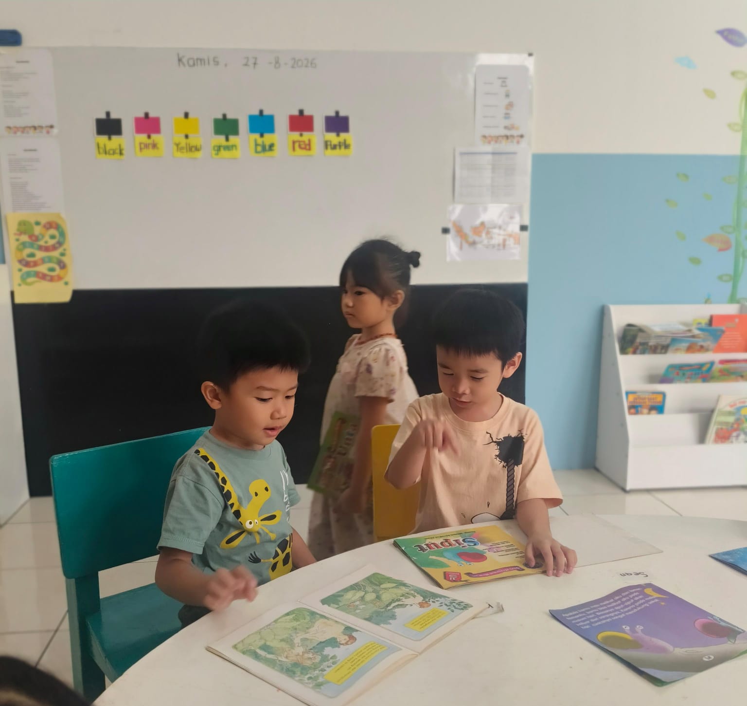 memilih buku bacaan & membaca gambar