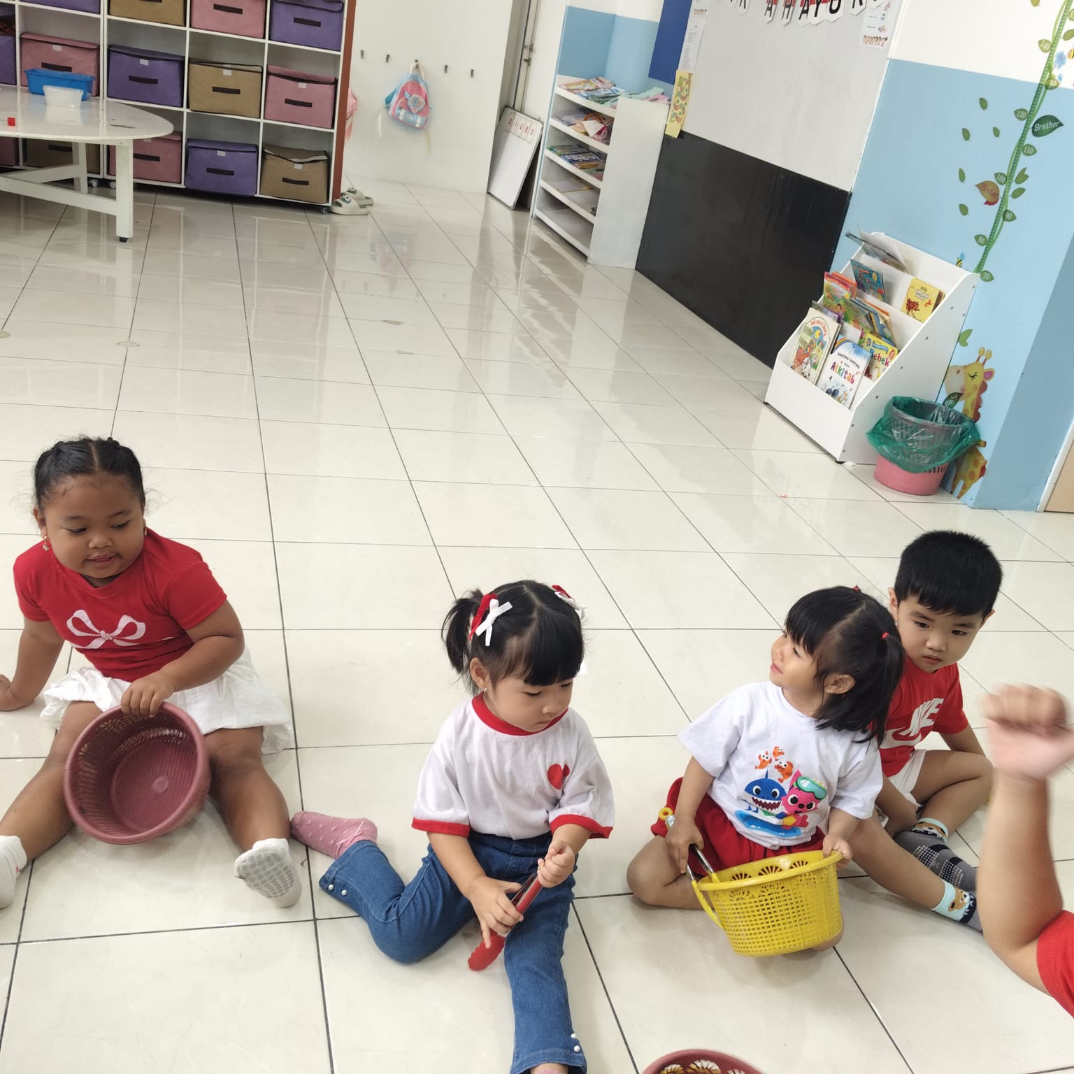 Lomba 17 Agustus : Mencapit Telur